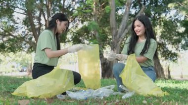 Toplum gönüllüleri parkta toplanıyor, doğayı temizlemek ve iyileştirmek için birlikte çalışıyorlar. Takım çalışmaları ve yardım çabaları sosyal sorumluluğu, çevreyi ve genel olarak refahı geliştirmeyi teşvik ediyor.