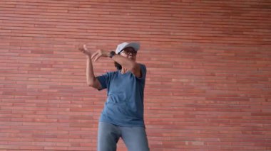 Kıdemli bir kadın aerobik dansla egzersiz yaparak aktif ve enerjik kalır. Olumlu duygular, sağlıklı bir yaşam tarzını yansıtır. Yaşlılığında hareketlerini ve egzersiz alışkanlıklarını benimser.