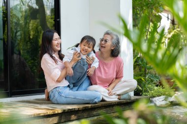 Çok nesilli bir aile evde toplanıyor, sevgi ve mutluluğu yürekten bir portrede paylaşıyorlar. Anne ve kızı çocukluk anılarını birlikte yaşatarak nesiller boyu bağlarını güçlendirirler.