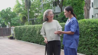 Asyalı bakıcılar yaşlılara şefkat göstererek kaliteli yaşlı bakımı sağlıyorlar. Hizmetleri sağlık ve refahı destekler ve emekliler için huzurevlerindeki kararlılığı yansıtır..