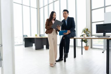 İki meslektaş, güçlü bir takım çalışması ve işbirliği projesinde birlikte çalışarak tartışmaya giriştiler. Stratejik beyin fırtınaları güven ve adanmışlık üzerine kurulmuş başarılı bir ortaklığı vurguluyor..