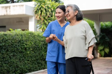 Asyalı bakıcılar yaşlılara şefkat göstererek kaliteli yaşlı bakımı sağlıyorlar. Hizmetleri sağlık ve refahı destekler ve emekliler için huzurevlerindeki kararlılığı yansıtır..