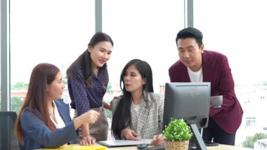 Asyalı girişimci grup ofiste işbirliği yaparak, başlangıç hedeflerine ulaşmak için takım çalışmasını ve işbirliğini teşvik eder. Onların pozitif ortaklığı başarıyı yönlendirir, mutlu ve başarılı bir iş yaratır.