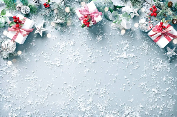 冬季冷杉分枝 常绿植物 礼品盒和装饰雪白的背景 圣诞节和新年的概念 顶部视图 — 图库照片