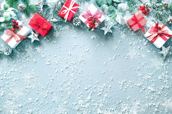 Wintersparren Takken Groenblijvende Planten Bessen Geschenkdozen Decoraties Besneeuwde Achtergrond Kerstmis — Stockfoto
