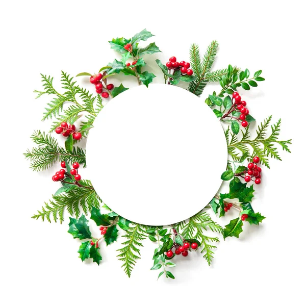 テキストのための空白のカードとスペースとクリスマスツリーの枝や装飾のラウンドフレーム クリスマスと新年のコンセプトは白に隔離されています — ストック写真