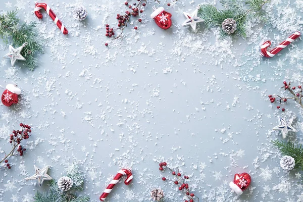 雪の背景に冬のモミの枝 果実や装飾 クリスマスと新年のコンセプト トップ表示 — ストック写真