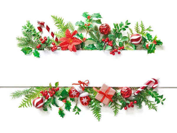 テキスト用の空白のカードとスペースでクリスマスツリーの枝や装飾 クリスマスと新年のコンセプトは白い背景に隔離されています — ストック写真