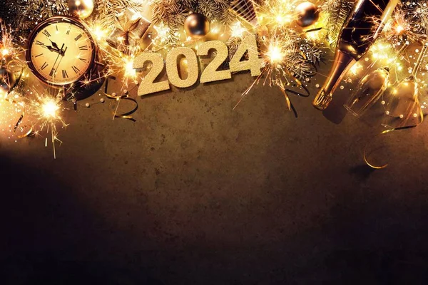 2024 Yılbaşı Arifesi Köknar Dalları Saat Noel Baloları Şampanya Şişesi — Stok fotoğraf