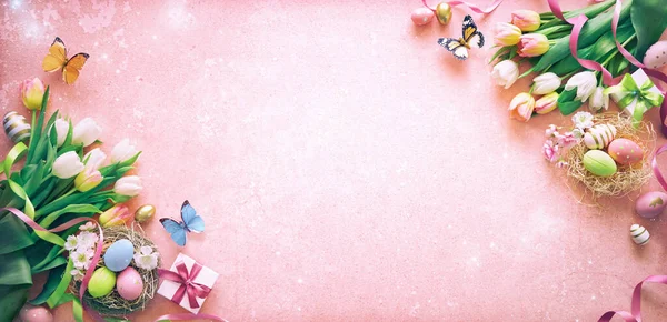 Пасхальный Фон Цветные Весенние Тюльпаны Бабочками Раскрашенные Яйца Винтажной Доске Стоковое Изображение
