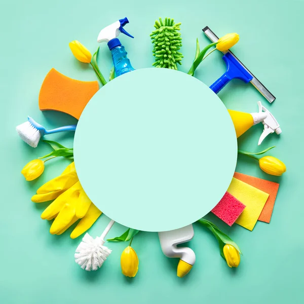 Επίπεδη Σύνθεση Lay Προμήθειες Καθαρισμού Εργαλεία Και Ανοιξιάτικα Λουλούδια Πολύχρωμο — Φωτογραφία Αρχείου