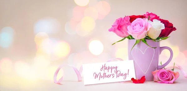 ハートのマグカップ バラの花束 テキスト付きのタグ Happy Mathers Day ストック画像