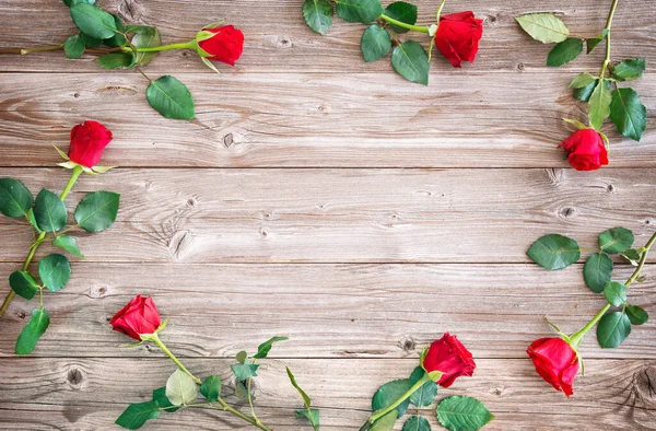 木製のボード上の赤いバラ素朴な コピースペース付きのトップビュー — ストック写真