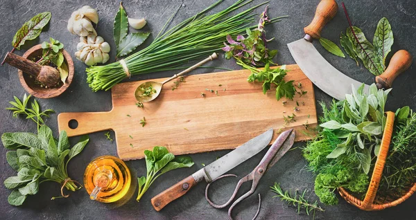 Verschiedene Frische Kräuter Aus Dem Garten Mit Küchenutensilien Auf Rustikalem — Stockfoto