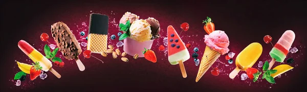收集各种美味的冰淇淋 蓝天背景的果冻 巧克力和香草冰淇淋 顶部有不同的圆锥 — 图库照片