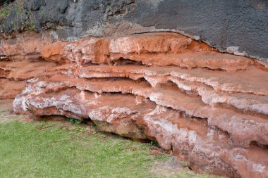 Deniz köyündeki renkli manyetik katmanlar, Camara do Lobos, Madeira, Portekiz 'de parlak sonbahar ışığında çekildi.