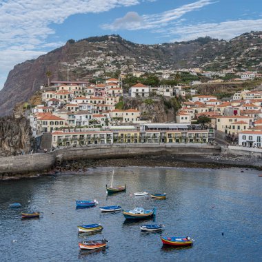 Madeira 'nın Atlantik kıyısındaki limandaki köy manzarası, Portekiz' in Lobos şehrinde, Camara do Lobos 'ta parlak sonbahar ışığında çekildi.