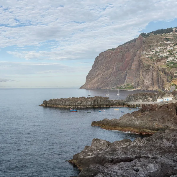 Madeira Atlantik Kıyısındaki Köy Limanındaki Bazalt Hendekler Parlak Sonbahar Işığında — Stok fotoğraf