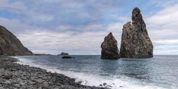 Landscape Ocean Shore Madeira Island Steep Basalt Cliffs Shot Bright — Stock Photo, Image