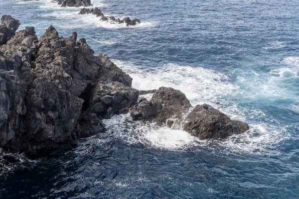 Paisagem Com Ondas Oceânicas Pairar Sobre Falésias Vulcânicas Ilha Madeira — Fotografia de Stock