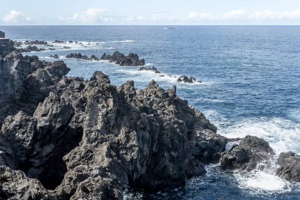 Paisagem Com Ondas Oceânicas Marchar Costa Vulcânica Ilha Madeira Fotografadas — Fotografia de Stock