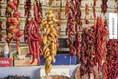 Renkli sarı ve kırmızı biberler kapalı pazarda indirimde, Funchal, Madeira, Portekiz 'de parlak sonbahar ışığı altında çekiliyor.