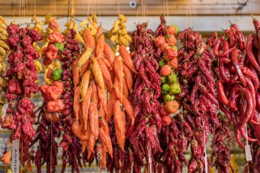 Kapalı pazarda satışta renkli kırmızı biberler Funchal, Madeira, Portekiz 'de parlak sonbahar ışığı altında çekiliyor.