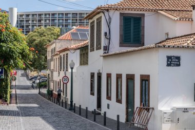 Cobbled caddesindeki pitoresk geleneksel evlerle dolu şehir manzarası, Funchal, Madeira, Portekiz 'de parlak sonbahar ışığında çekildi.