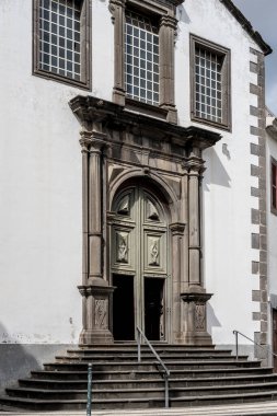 San Pedro kilise peronu ve giriş kapısı ile şehir manzarası, Funchal, Madeira, Portekiz 'de parlak sonbahar ışığı altında çekildi.