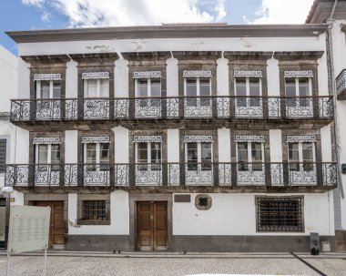 Şehir manzarası, şehrin eski binasının geleneksel siyah beyaz ön cephesi. Funchal, Madeira, Portekiz 'de parlak bir sonbahar ışığı altında çekildi.