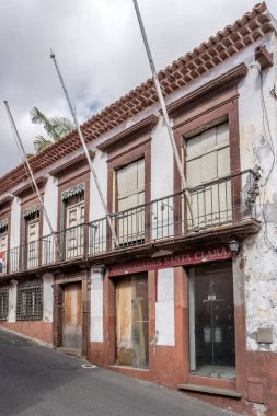 Tarihsel kentin yokuş yukarı sokağında yıkılan geleneksel evlerle dolu şehir manzarası, Funchal, Madeira, Portekiz 'de parlak sonbahar ışığında çekildi.