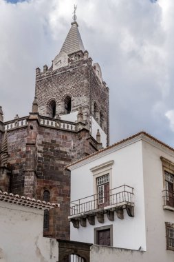 Geleneksel binalardan yükselen Katedral kilise çan kulesinin bulunduğu şehir manzarası, Funchal, Madeira, Portekiz 'de parlak bir sonbahar ışığı altında çekildi.