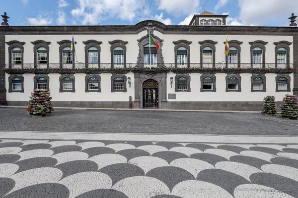 Town Hall Tarihi Binasının Geleneksel Siyah Beyaz Cepheli Şehri Funchal — Stok fotoğraf