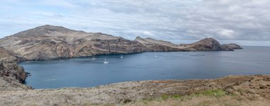 Atlantik Okyanusu 'nun güney kıyısındaki adanın çorak yamaçlarında Baia d Abra, Madeira, Portekiz' de parlak sonbahar ışığı altında çekilen manzara.