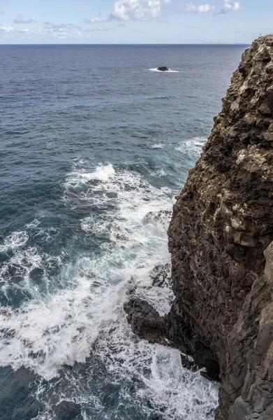 Paisagem Com Ondas Oceânicas Arrojadas Costa Íngreme Vulcânica Ilha Madeira — Fotografia de Stock
