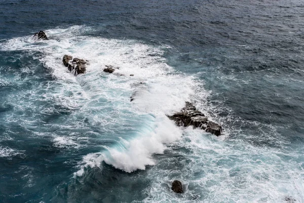 Paisagem Com Espuma Ondas Oceânicas Falésias Vulcânicas Ilha Madeira Fotografada — Fotografia de Stock