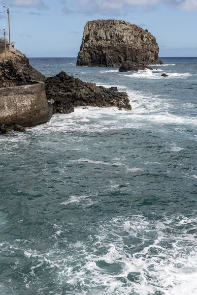 Landskap Med Havsvågor Prydande Vulkaniska Klippor Madeira Fotograferade Starkt Höstljus — Stockfoto