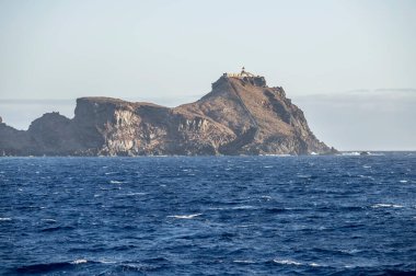 Farol ve Sao Laurenco adaları Madeira adasında, Canical, Portekiz yakınlarında parlak sonbahar ışığı altında çekilmiştir.