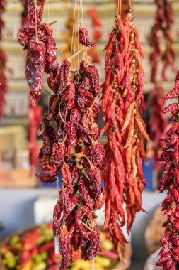 Kapalı pazarda satışta renkli kırmızı biberler Funchal, Madeira, Portekiz 'de parlak sonbahar ışığında çekiliyor.