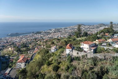 Atlantik Okyanusu 'nun havadan geniş şehir manzarası ve limanı Funchal, Madeira, Portekiz' deki kablodan parlak sonbahar ışığında çekildi.