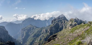 Portekiz 'in başkenti Miradouro de Areeiro' nun batısındaki Madeira adasının iç kesimlerinde yüksek tepeleri ve dar vadileri olan manzara, zirveden parlak bir sonbahar ışığı altında çekilmiştir.