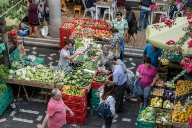 FUNCHAL, 2022 Ekim, canlı ticari faaliyet ile şehir manzarası kapalı pazar avlusunda sebze standı, parlak sonbahar ışığı altında 14 Ekim 2022 tarihinde Funchal, Madeira, Portekiz