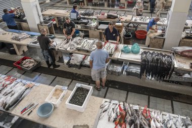 FUNCHAL, 2022 Ekim, Piskatoryal kaplı pazarda canlı ticari faaliyet gösteren şehir manzarası, 14 Ekim 2022 tarihinde Funchal, Madeira, Portekiz 'de parlak sonbahar ışığı altında çekildi.