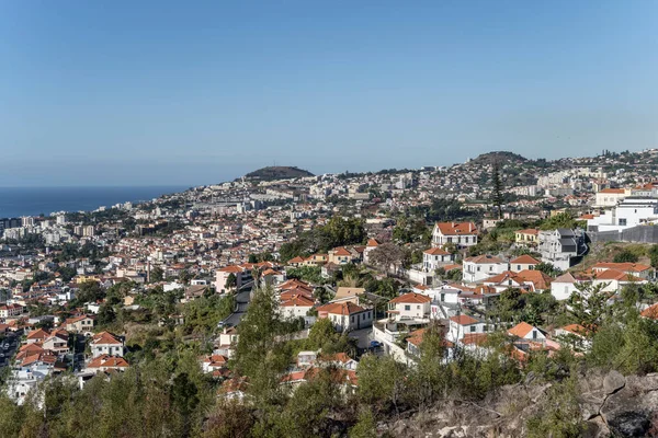 Atlantik Okyanusu 'ndaki tarihi tepe kentinin hava manzarası Funchal, Madeira, Portekiz' deki kablodan parlak bir sonbahar ışığı altında çekildi.