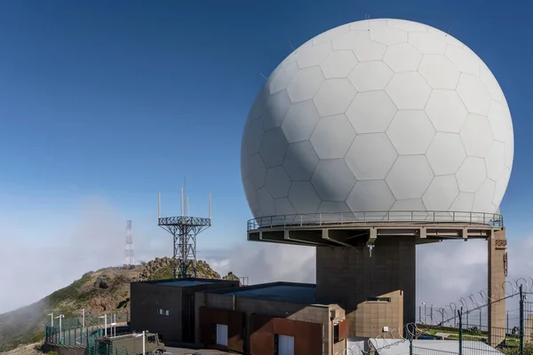 Wielka Biała Kopuła Radaru Szczycie Miradouro Areeiro Wystrzelona Jasnym Świetle — Zdjęcie stockowe