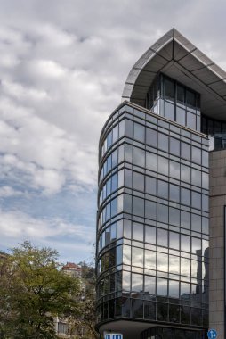 Dramatik bulutlu gökyüzü ve modern mimari öngörü ile şehir manzarası, Stuttgart, Baden Wuttemberg, Almanya 'da parlak sonbahar ışığı altında çekilmiştir.