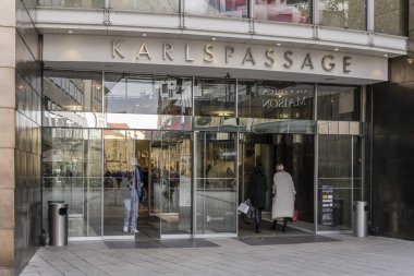 STUTTGART, 2022 Kasım 08; yaya bölgesindeki cam girişe çoklu yansıması olan şehir geçidi kapsıyor, 08 Kasım 2022 'de Stuttgart, Baden Wuttemberg, Almanya