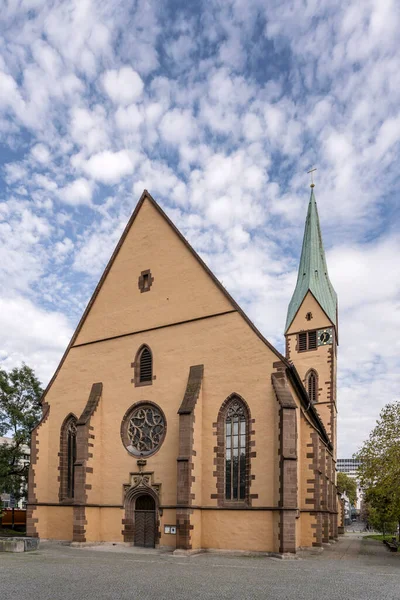 位于德国巴登伍腾堡市中心的利奥纳德教堂 在明亮的落光中被射中 — 图库照片