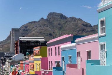 Bo-Kaap mahallesinde manzaralı renkli evler ve arka planda Masa Dağı olan şehir manzarası Cape Town, Batı Burnu, Güney Afrika 'da parlak yaz ışığında çekildi.