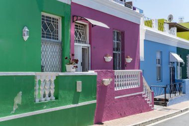 Bo-Kaap mahallesindeki pitoresk yeşil, mor ve mavi evlere sahip şehir manzarası, Cape Town, Batı Cape, Güney Afrika 'da parlak yaz ışığında çekildi.